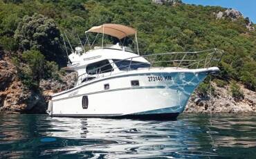 Altair Zafir 42 Running on Waves