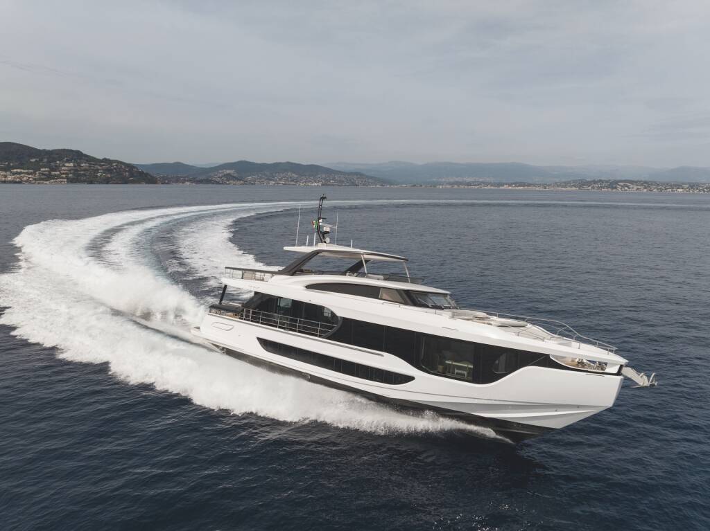 Azimut Grande 26M, First Horizon