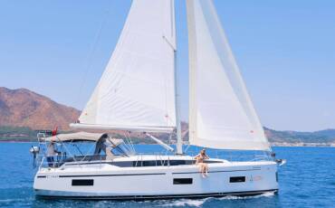 Bavaria C42, Sorores