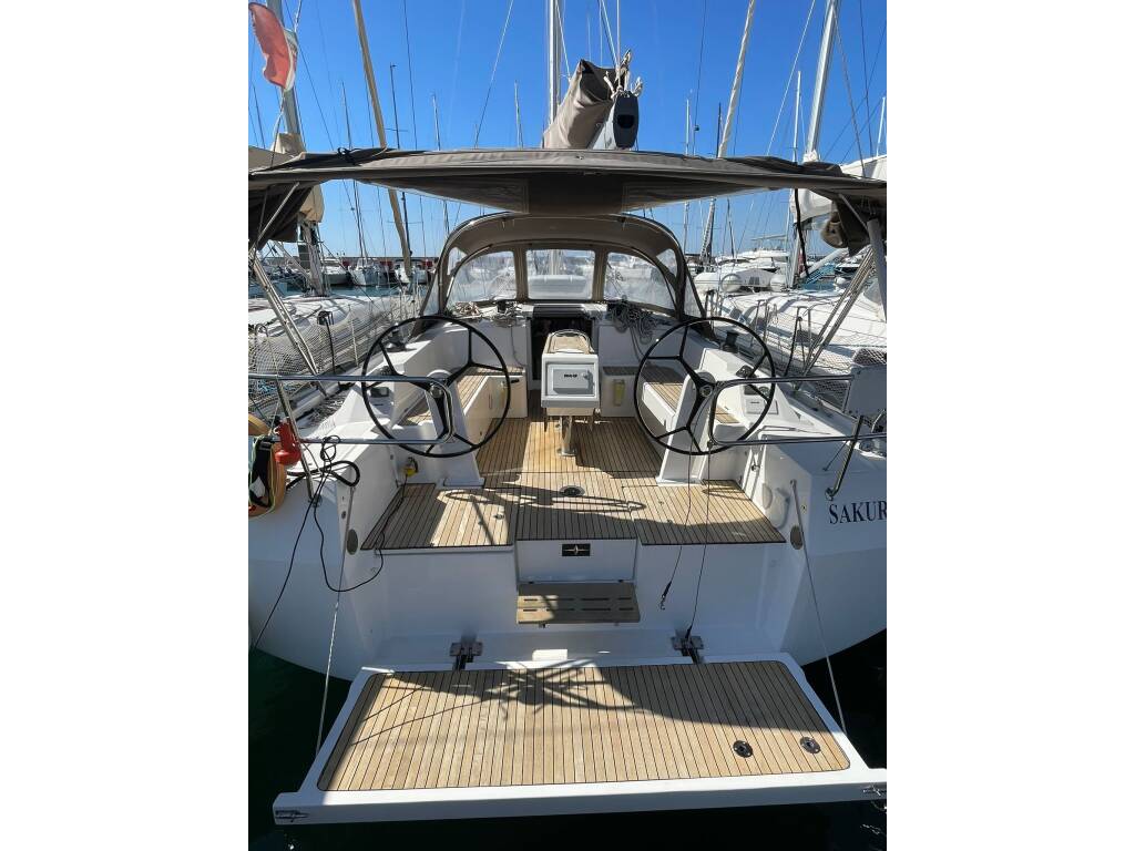Bavaria C42, Sakura J