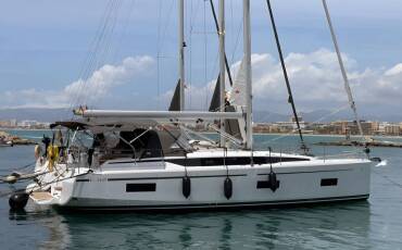 Bavaria C42, Blue Eyes