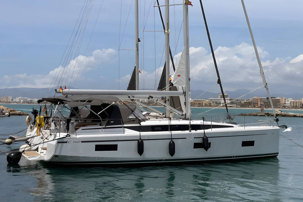 Bavaria C42, Blue Eyes