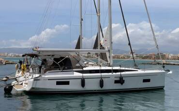 Bavaria C42, Blue Eyes