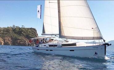 Bavaria Cruiser 46, Sail Vega