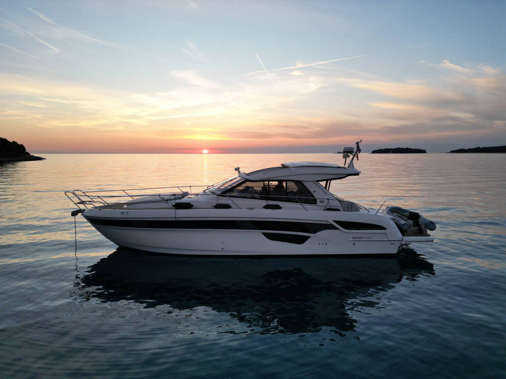 Bavaria Sport 450 HT, Varola