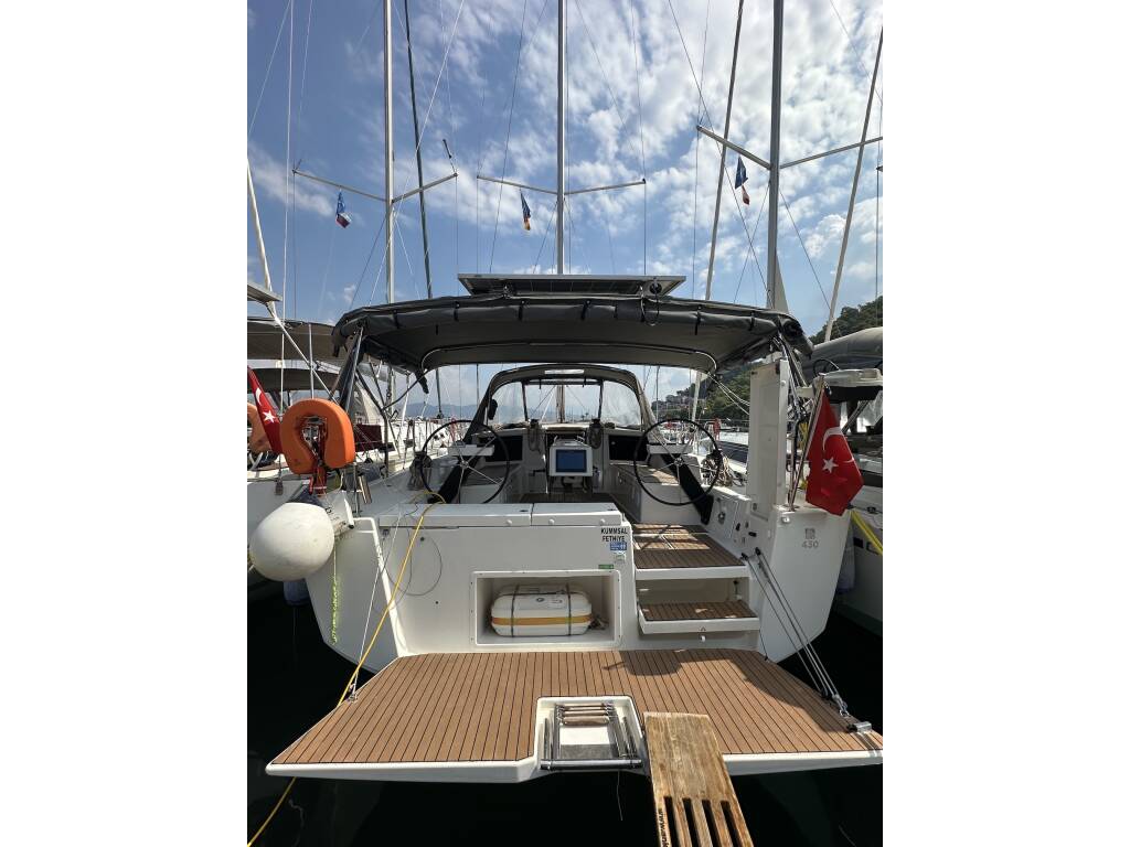 Dufour 430 GL, Kummsal