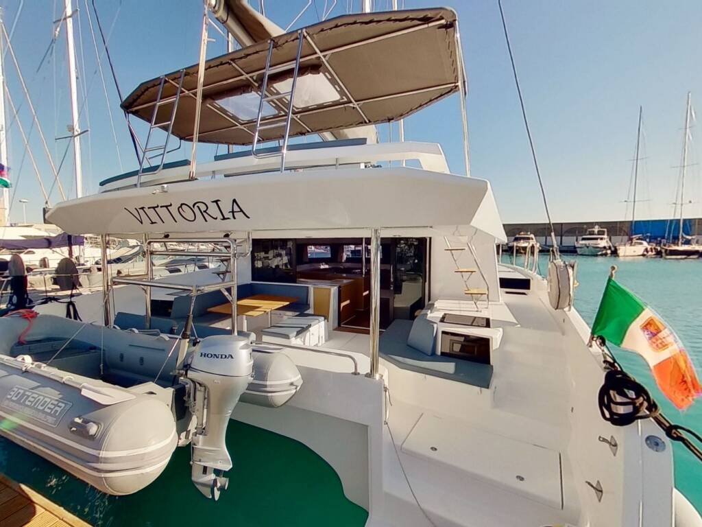 Dufour Catamaran 48, Vittoria
