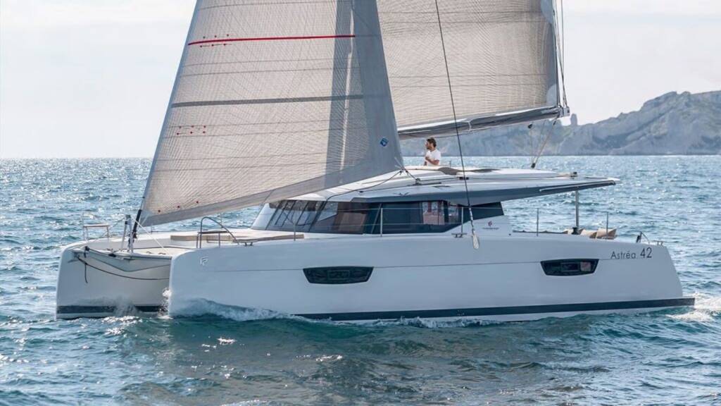 Fountaine Pajot Astrea 42, Satellite