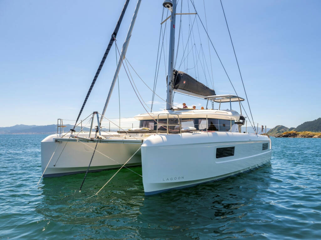 Lagoon 43, Ema