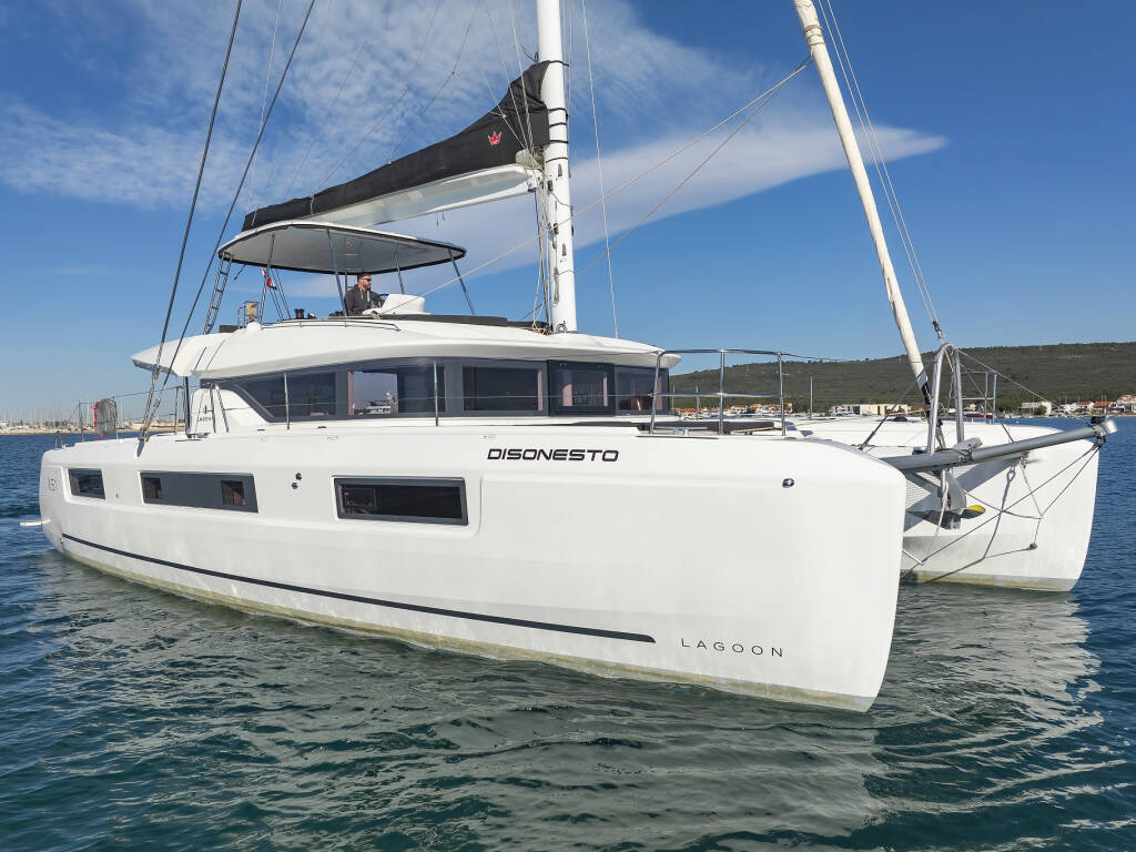 Lagoon 51, DISONESTO