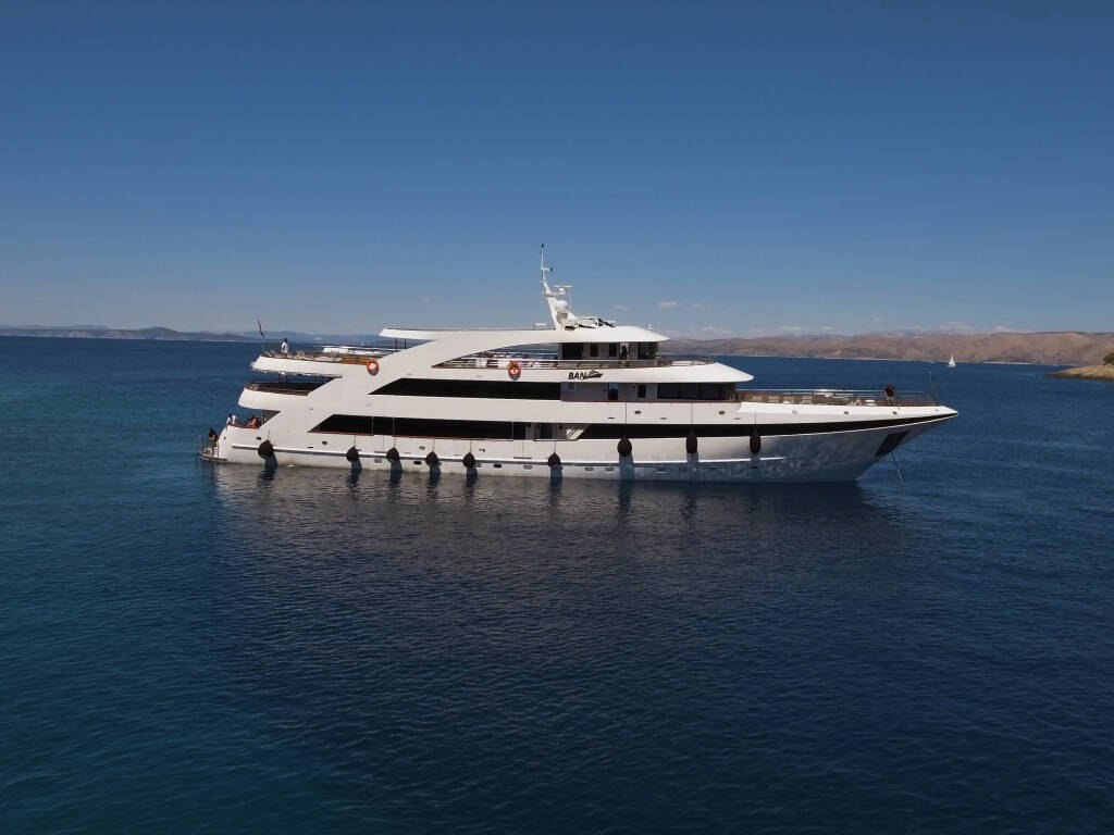 Luxury Motor Yacht A, Ban