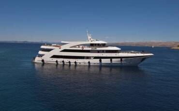 Luxury Motor Yacht A, Ban