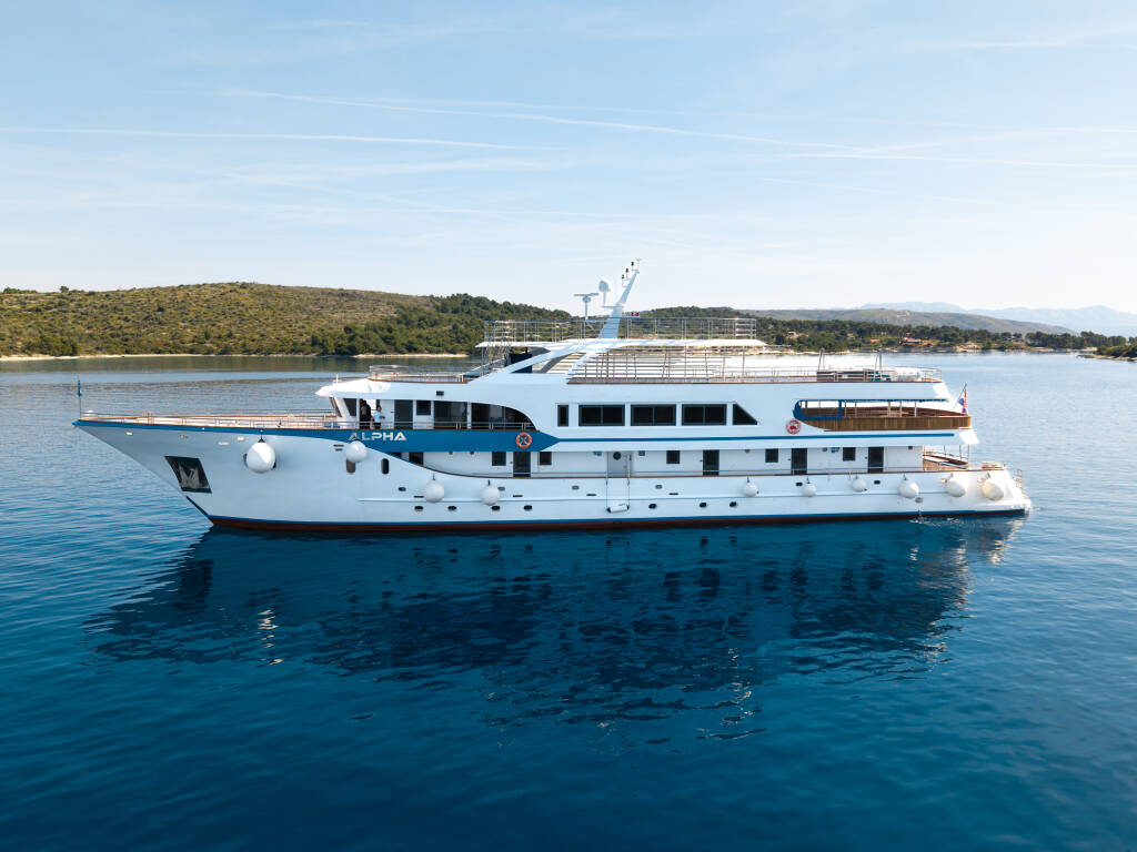 Luxury Motor Yacht A, Alpha