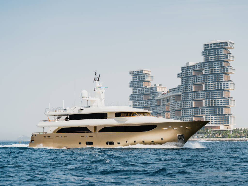 Luxury Motor Yacht B, Behike