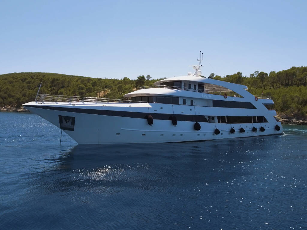 Luxury Motor Yacht, Ban