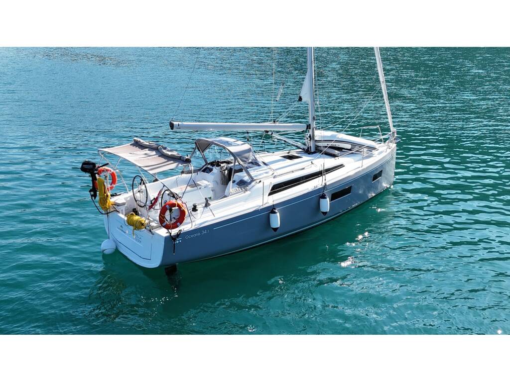 Oceanis 34.1, Daphne