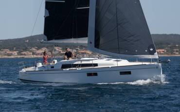 Oceanis 38.1, Maja