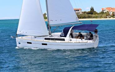 Oceanis 38.1, Aura