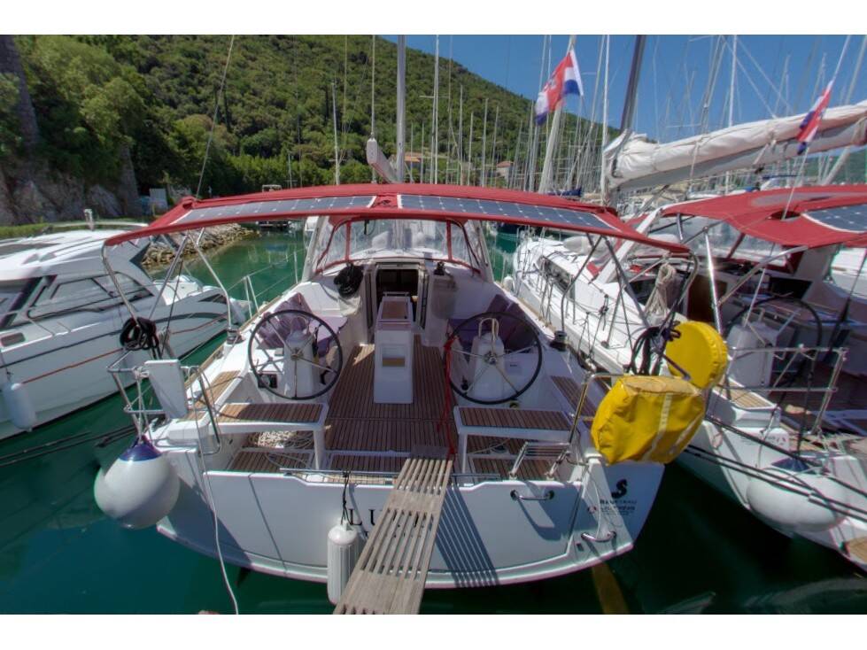 Oceanis 38.1, LUCE