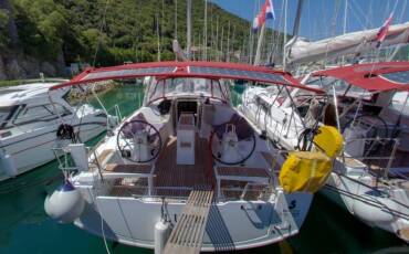 Oceanis 38.1, LUCE