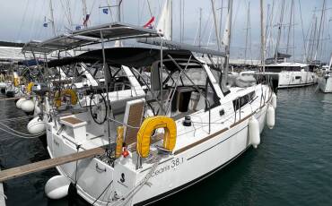 Oceanis 38.1, Foxy