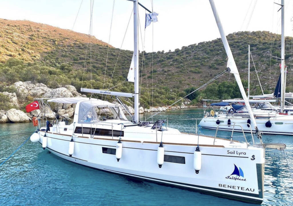 Oceanis 38.1, Sail Lyra