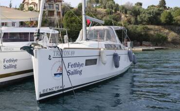 Oceanis 38.1, Triton 89