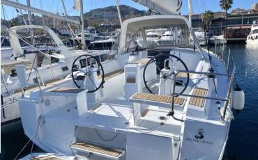 Oceanis 38.1, Calix