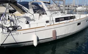 Oceanis 38.1, Chica