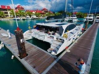 Sea-Tribe DH550, Valerie