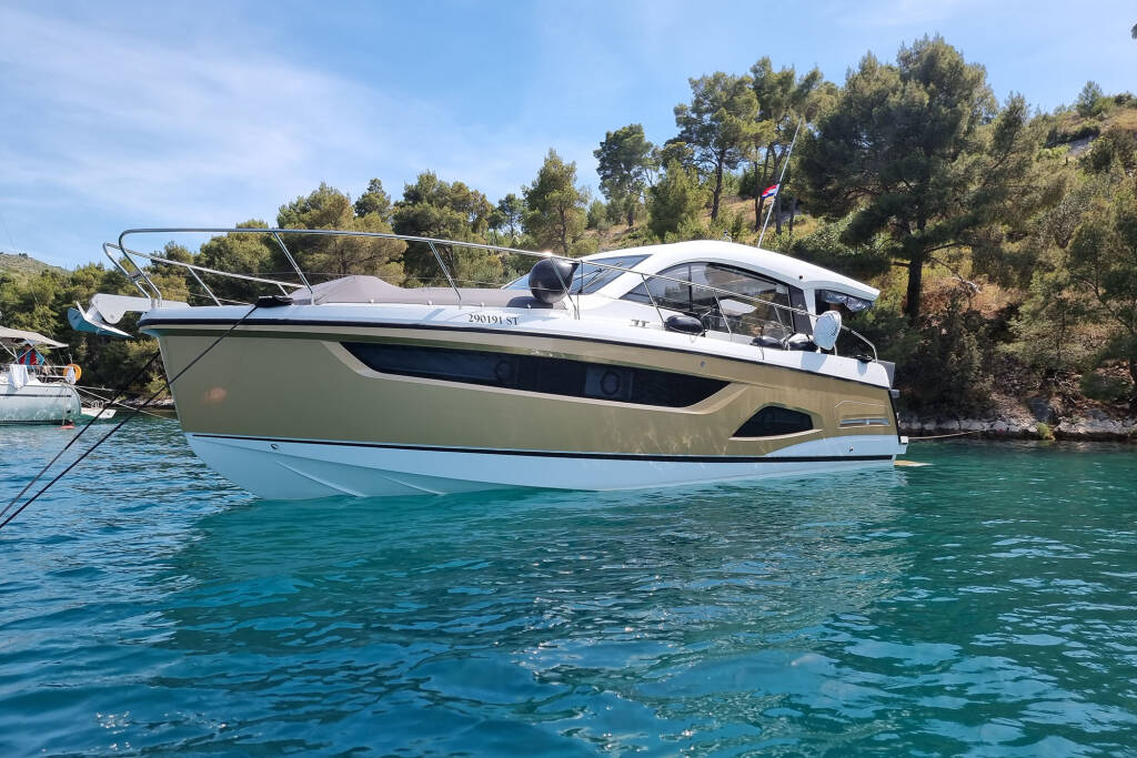 Sealine C390, Tireless