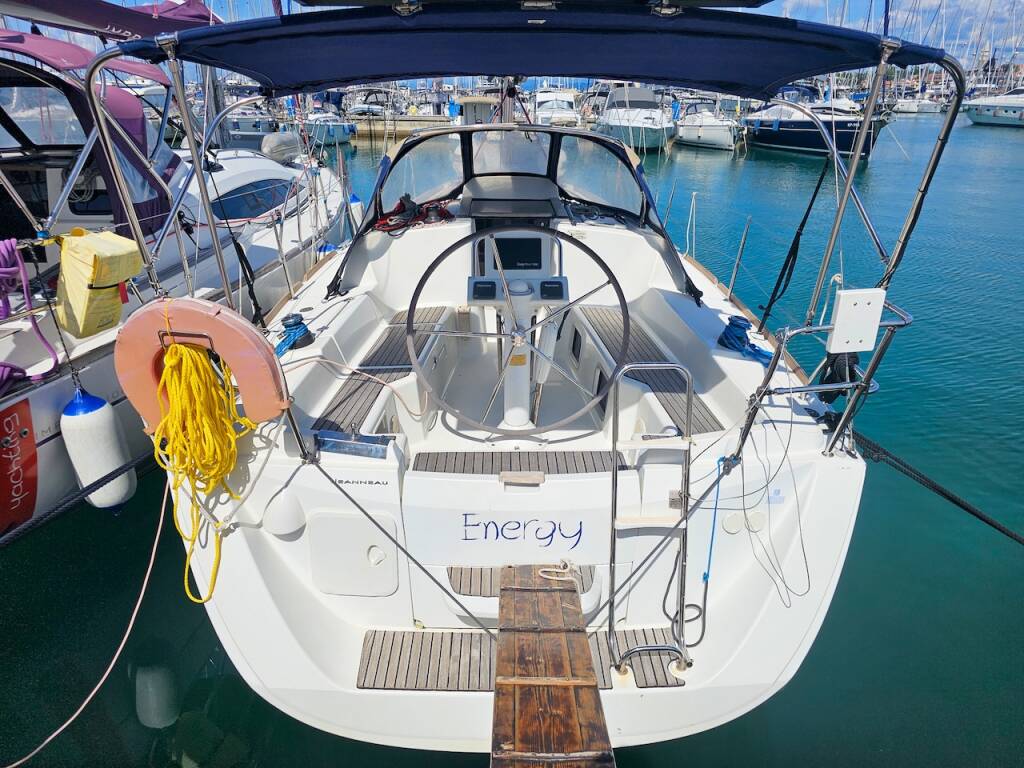 Sun Odyssey 33i, Energy