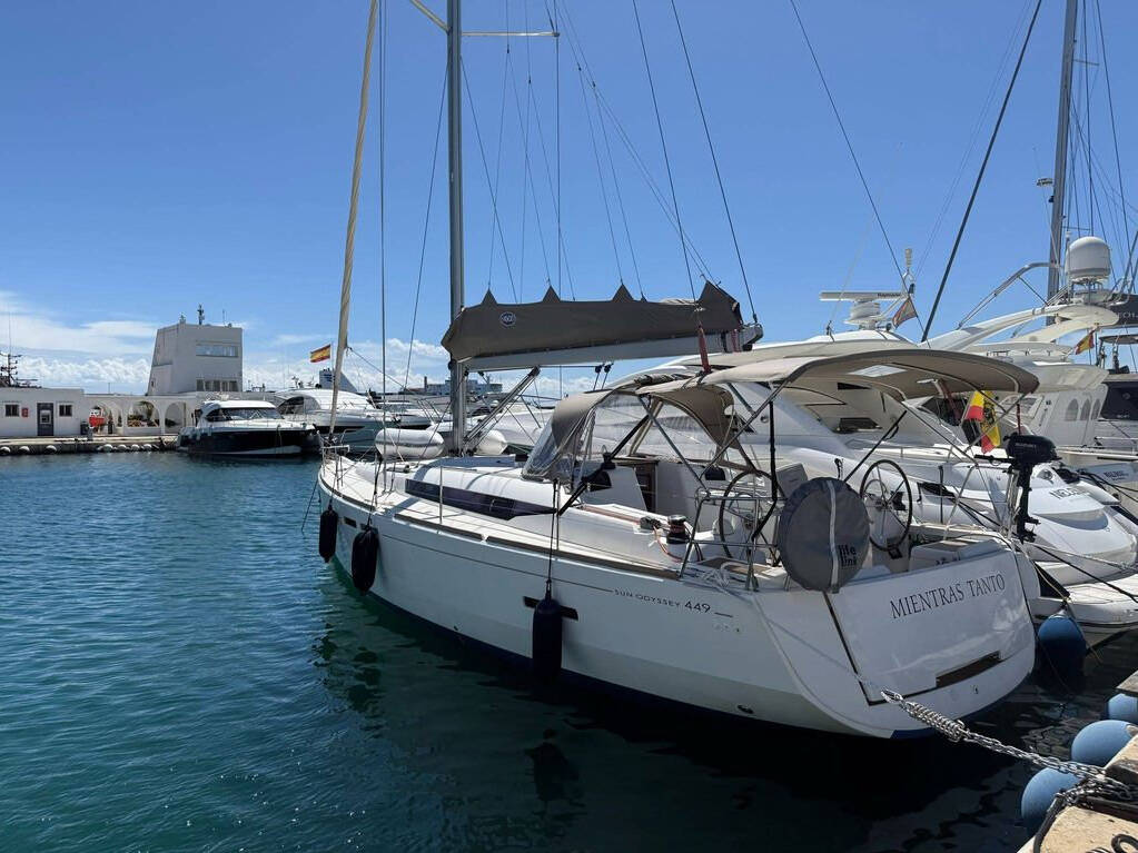 Sun Odyssey 449, Mientras Tanto